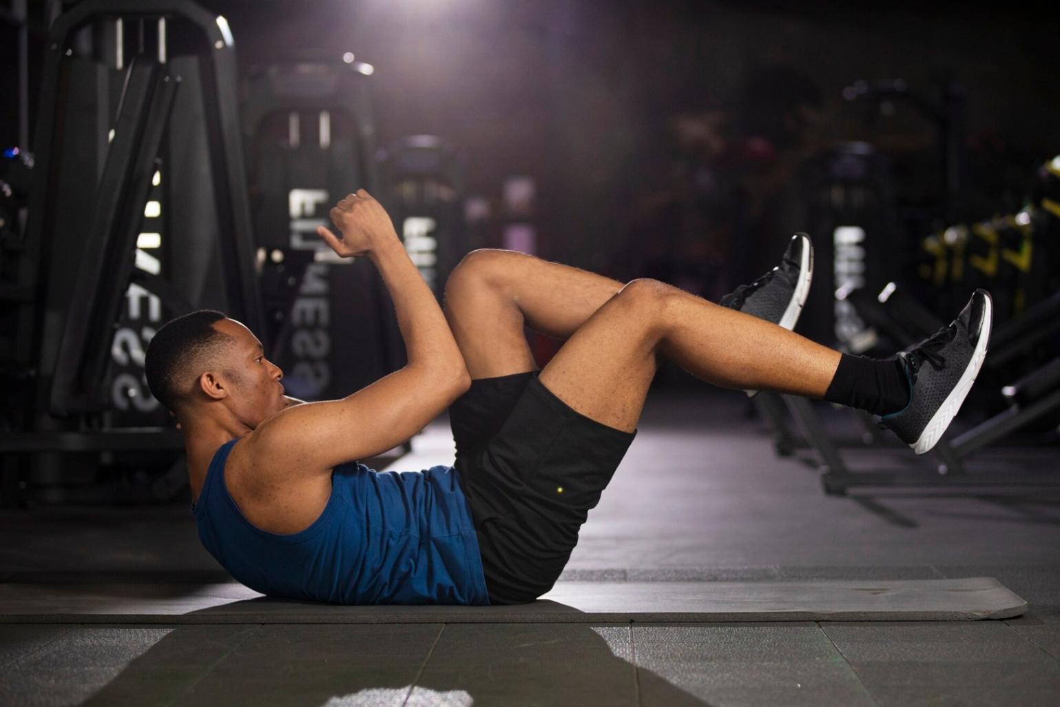 Espacio de entrenamiento profesional con equipamiento especializado