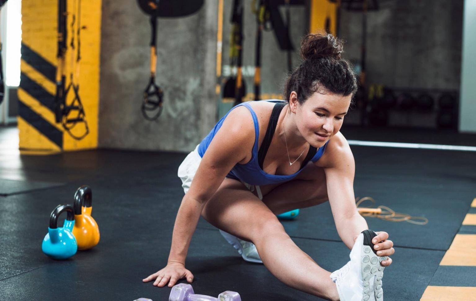 Demostración de técnica de ejercicio durante grabación de curso