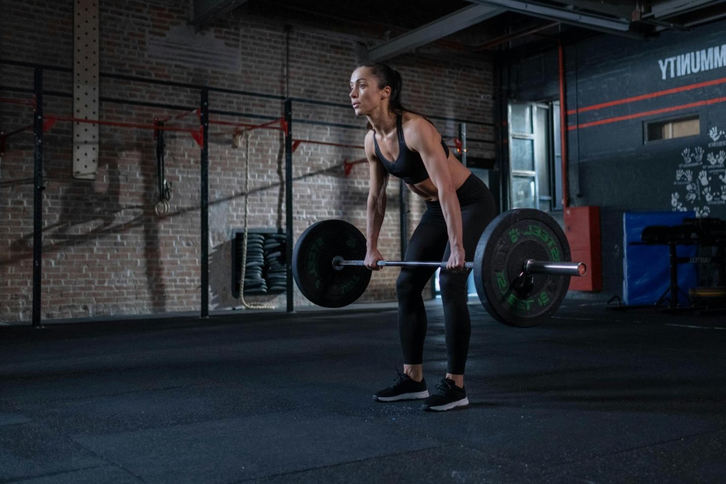 Instructor demostrando técnica correcta de ejercicio